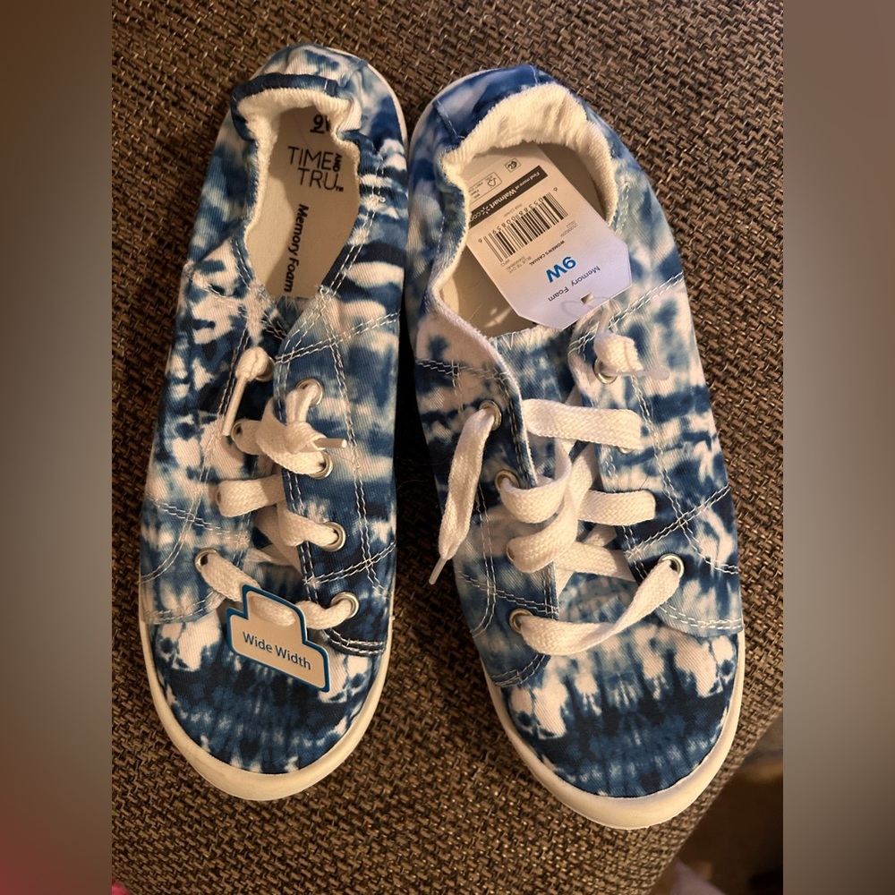 NWT Great Gift! Time and Tru Memory Foam Slip On Sneakers Size 9 Wide